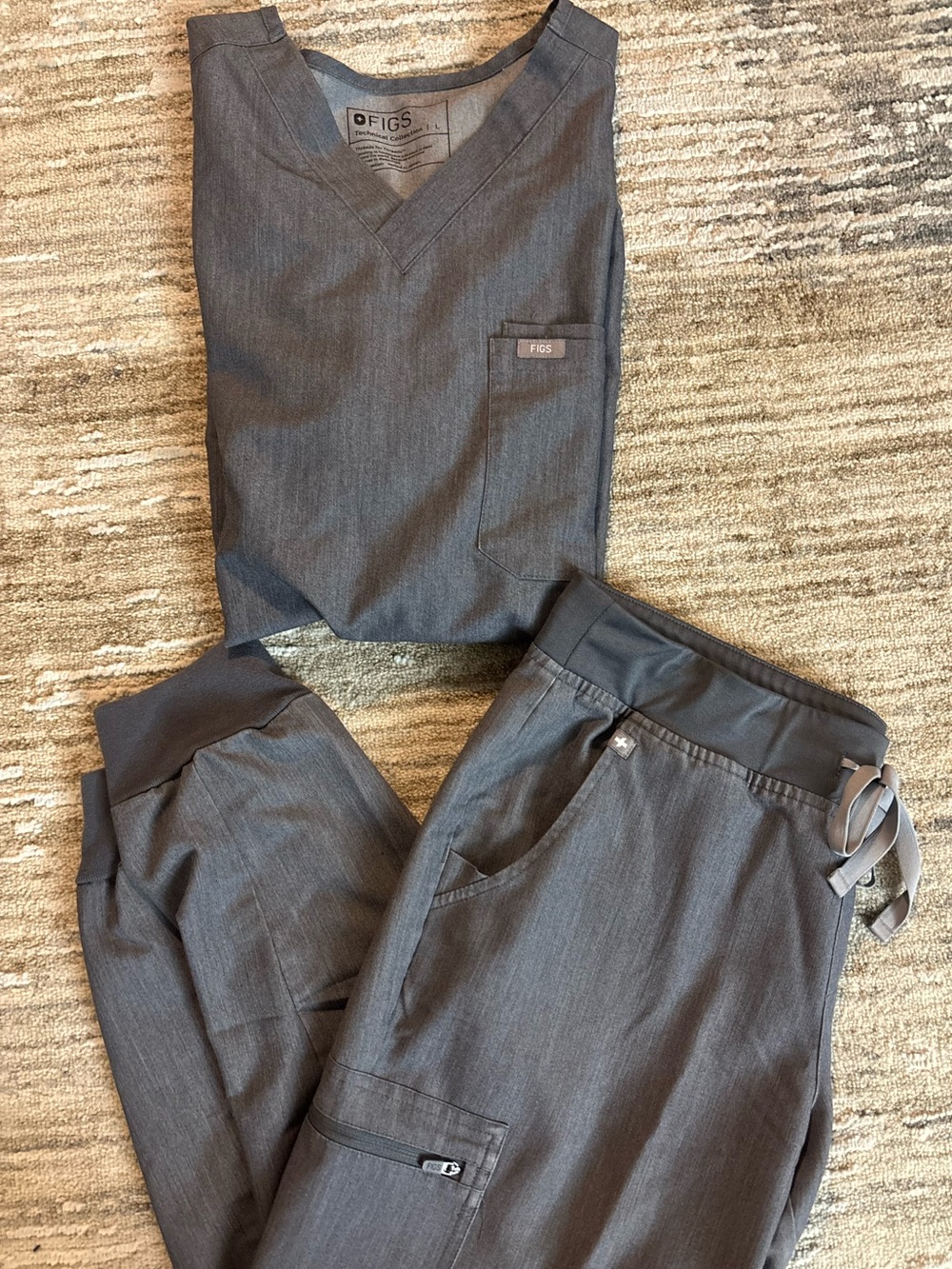Figs Set Zamora Jogger Scrub Pants (M/P) and Catarina One Pocket Top (L) - Grey